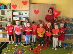 Grupa dzieci z serduszkiem w ręku