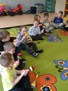 Dzieci z instrumentami muzycznymi 