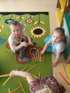 Dzieci budują gniazdo 