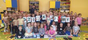 Policjantka z dziećmi 