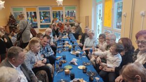 Dziadkowie z wnukami przy stole 