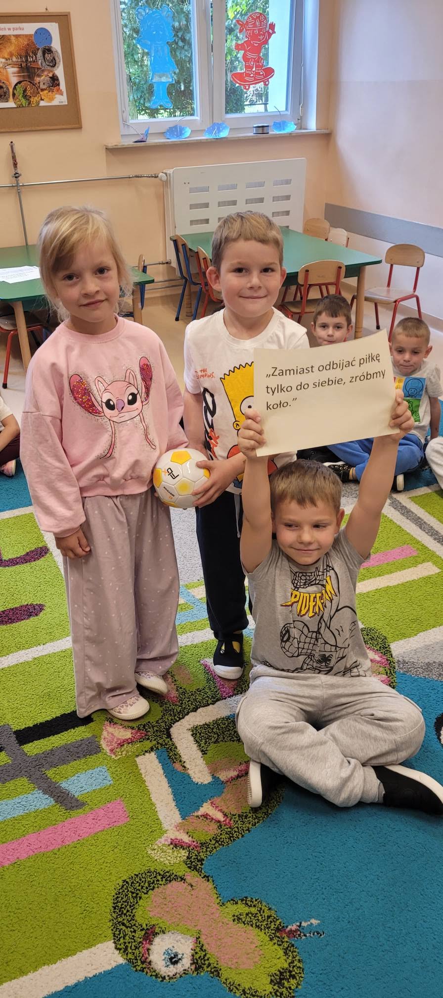 dzieci z piłką