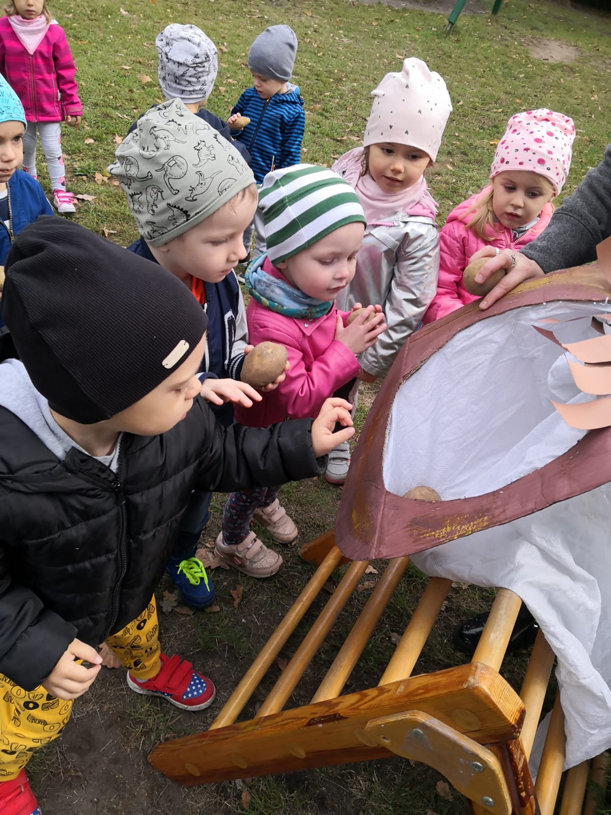 Przedszkole nr 1 dzieci na placu zabaw