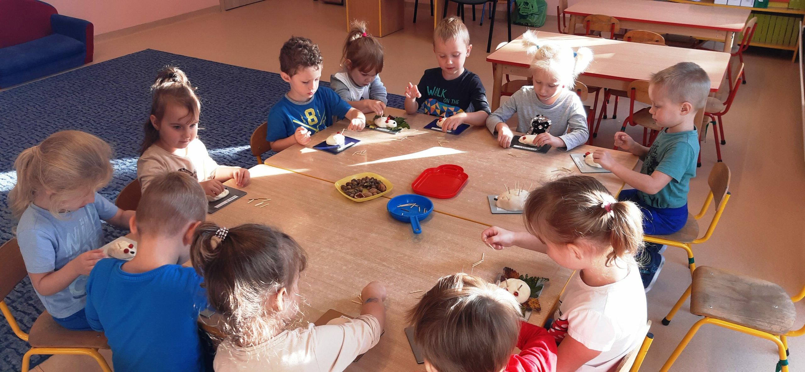 dzieci wykonują jeża z masy solnej