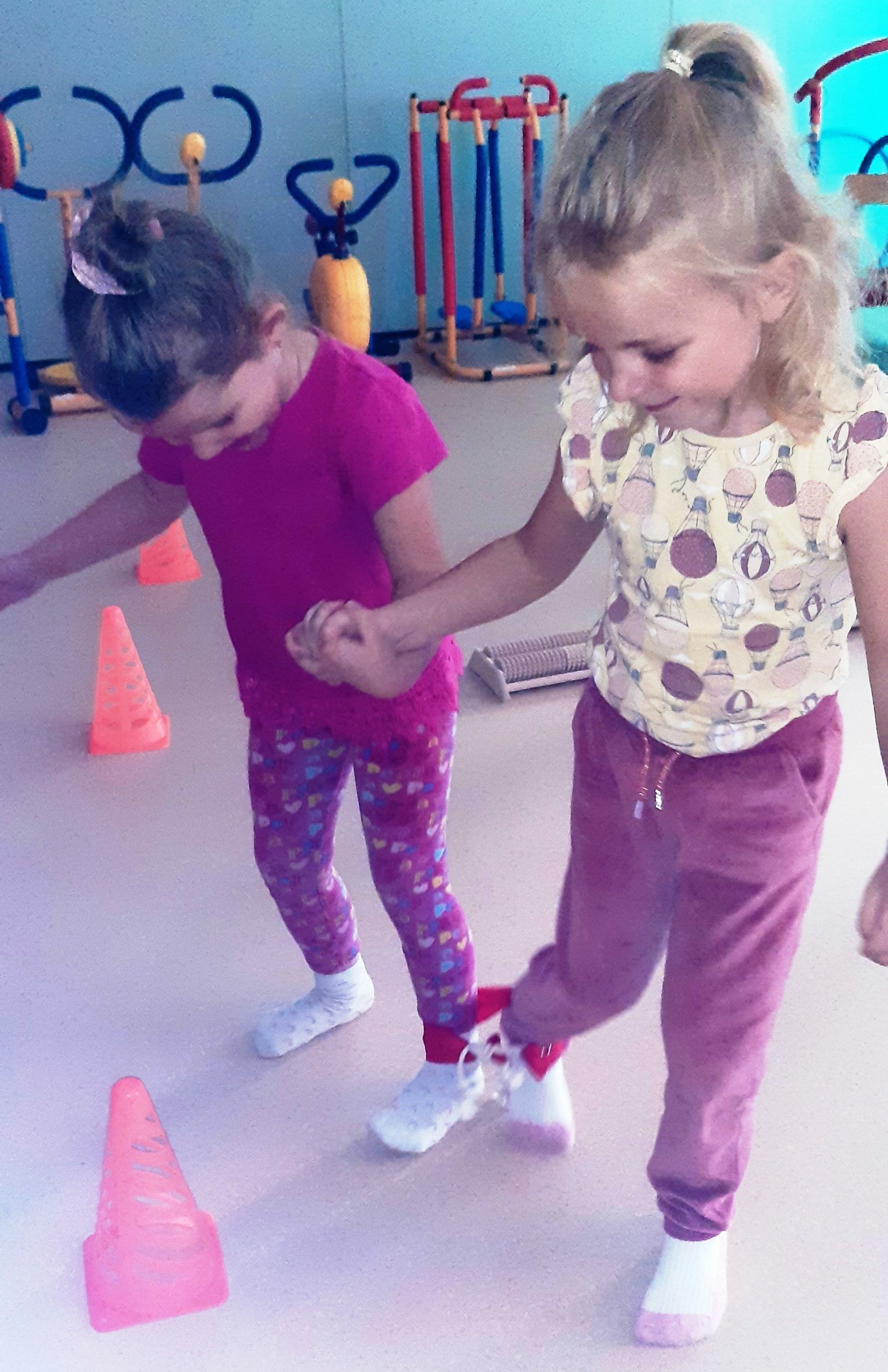 dziewczynki ćwiczą w parze