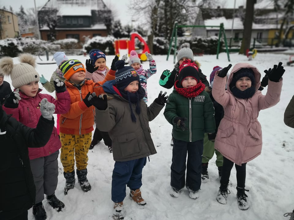 dzieci bawią się na śniegu