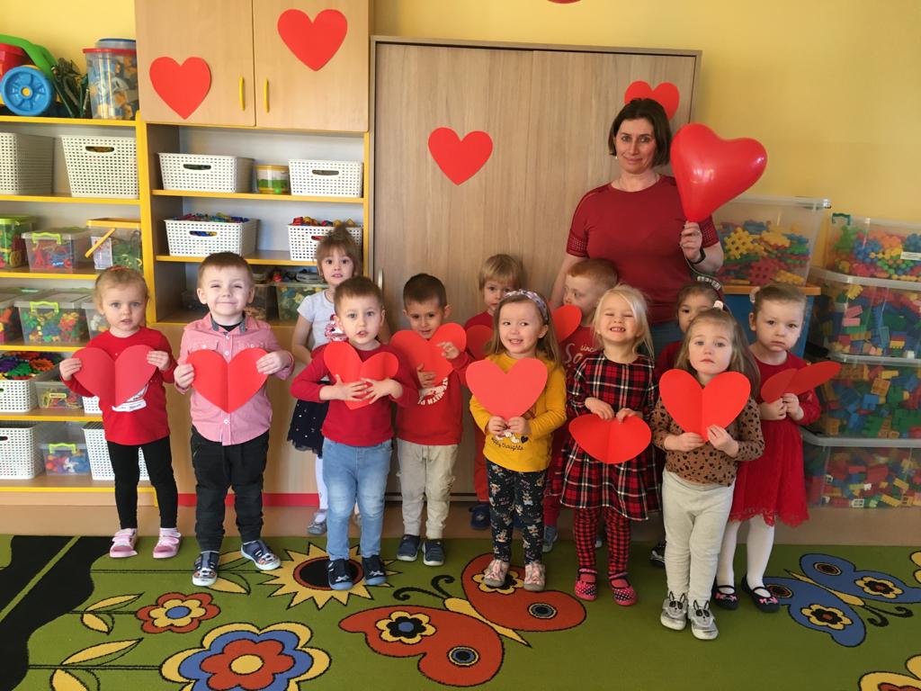 Grupa dzieci z serduszkiem w ręku