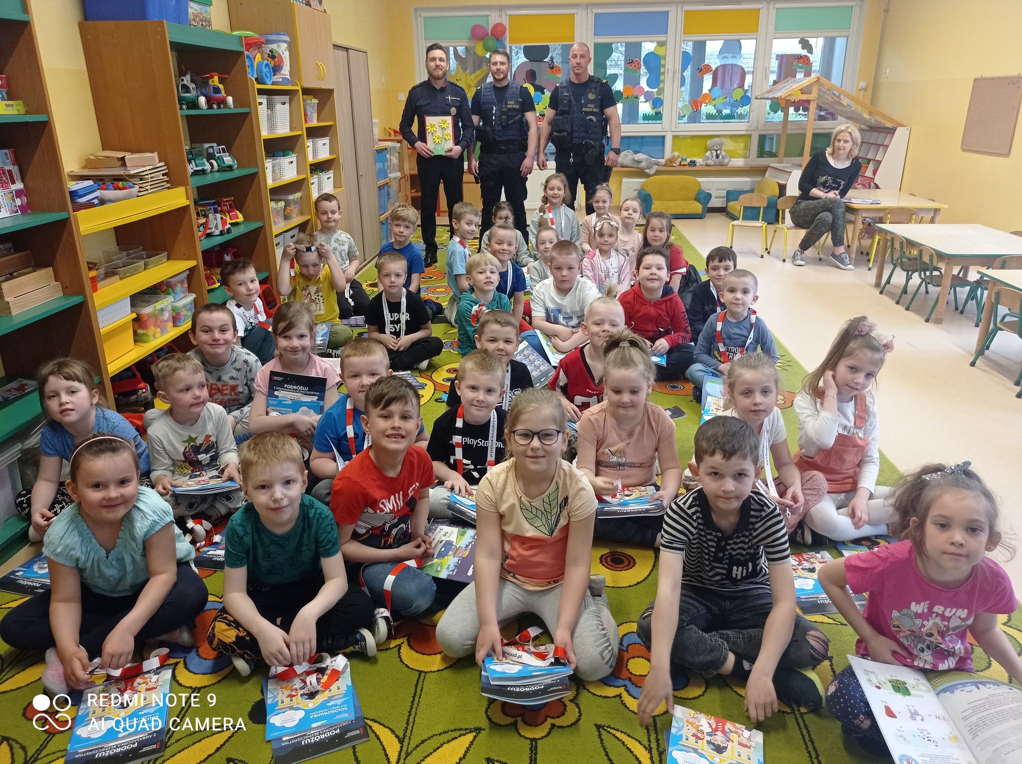 funkcjonariusz z dziećmi