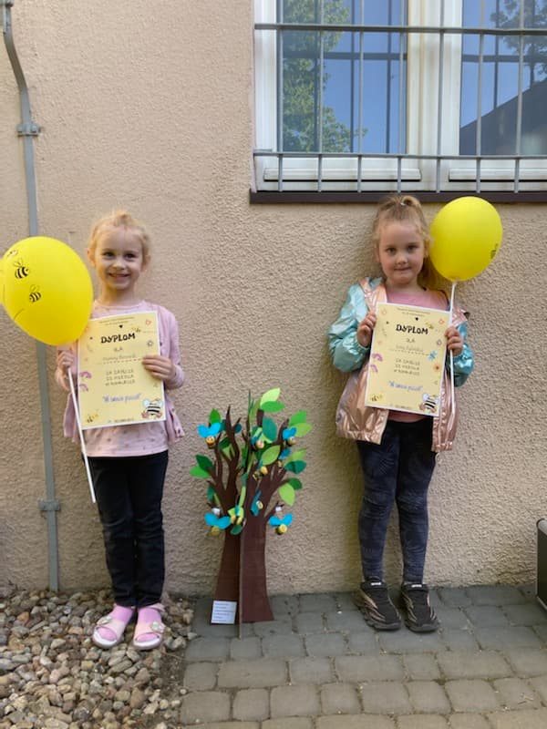 dziewczynki z dyplomami