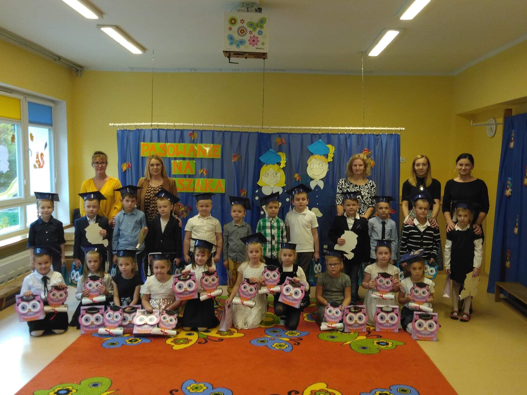 dzieci ubrane na galowo