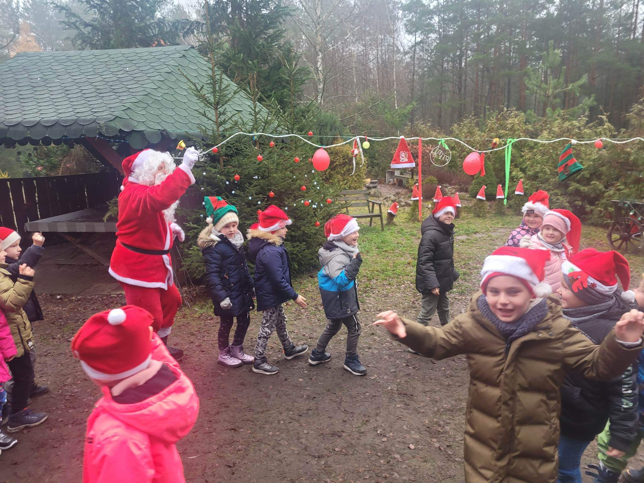 Dzieci z Mikołajem