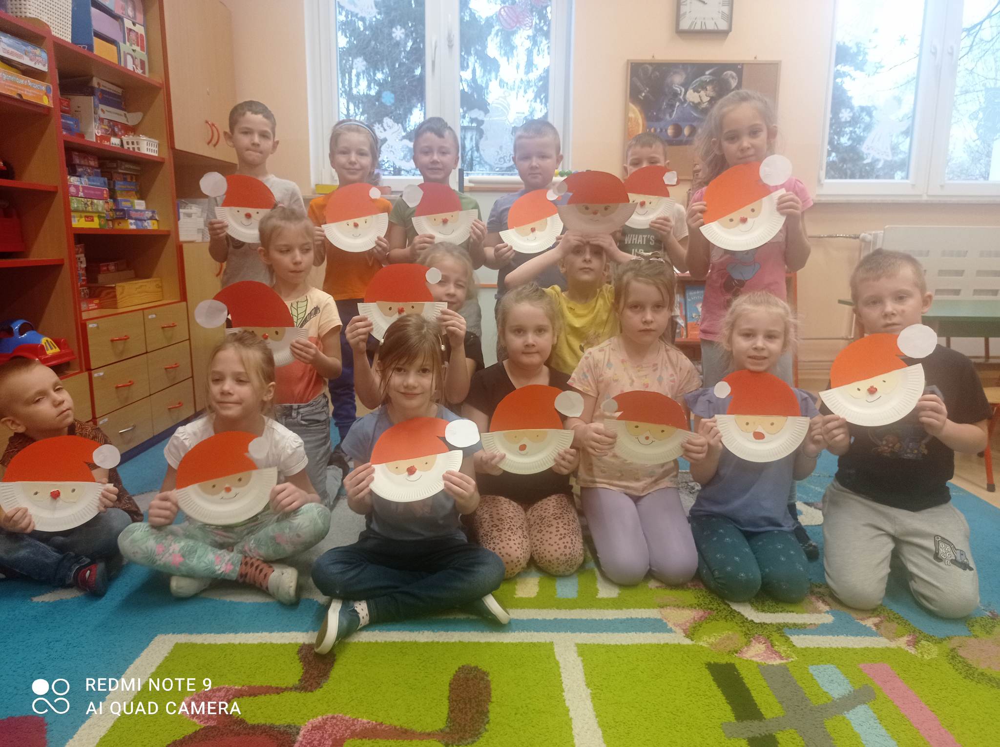 dzieci z pracą plastyczną