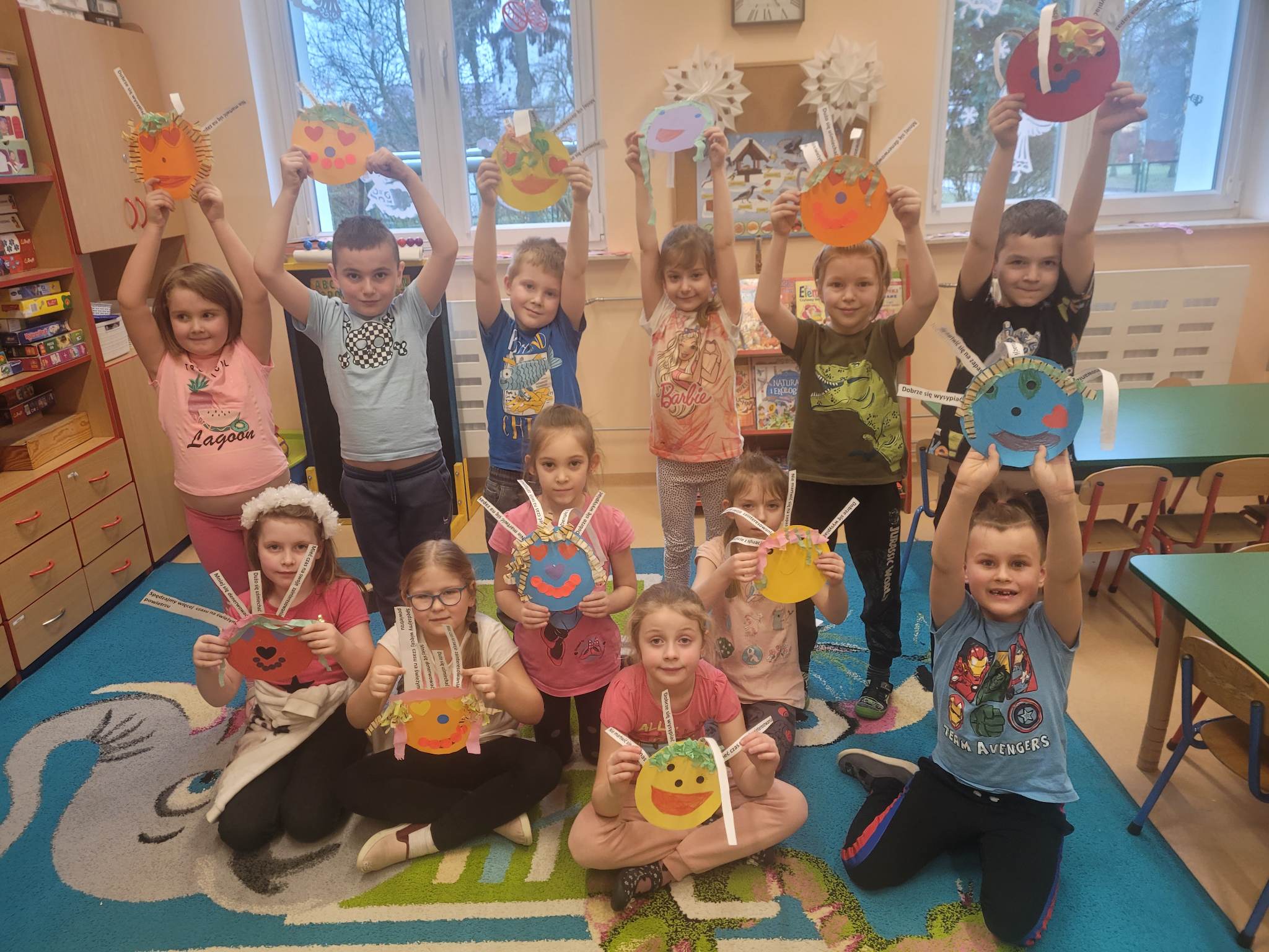 dzieci z pracą plastyczną