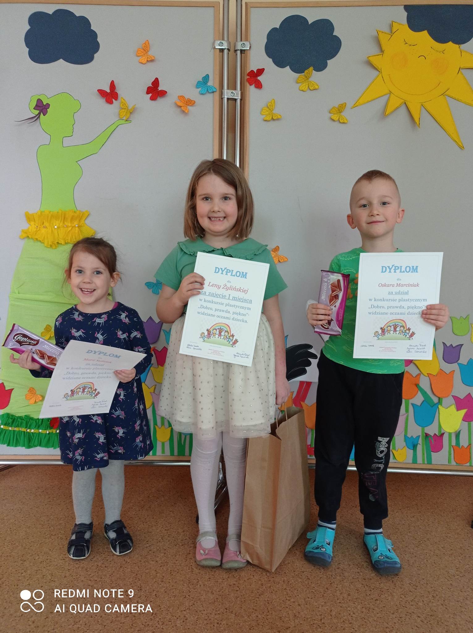 Dzieci z dyplomami