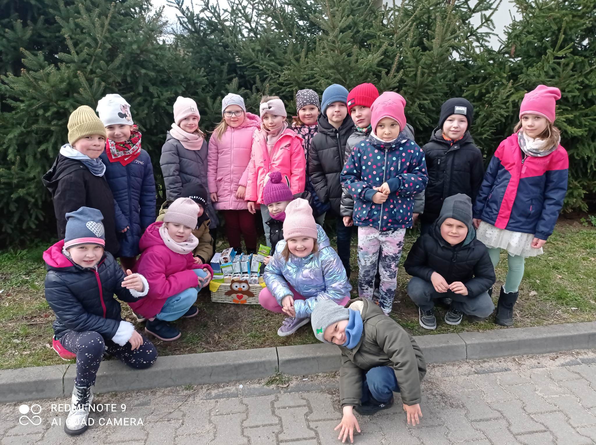 dzieci z koszyczkiem