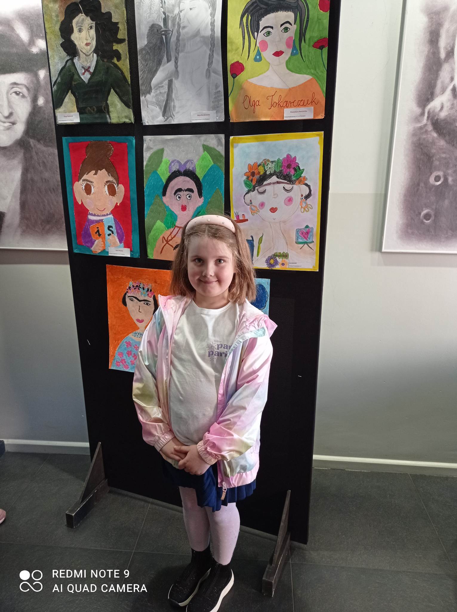 dziewczynka i rysunki
