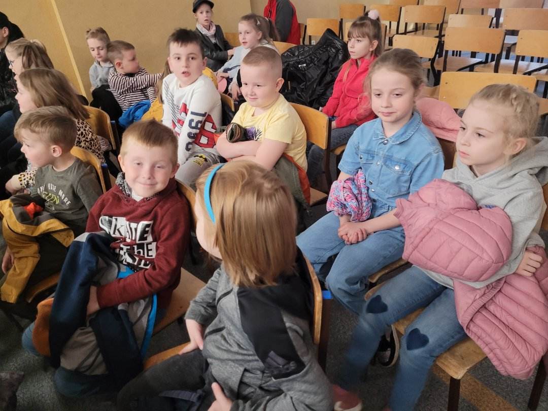 dzieci na przedstawieniu