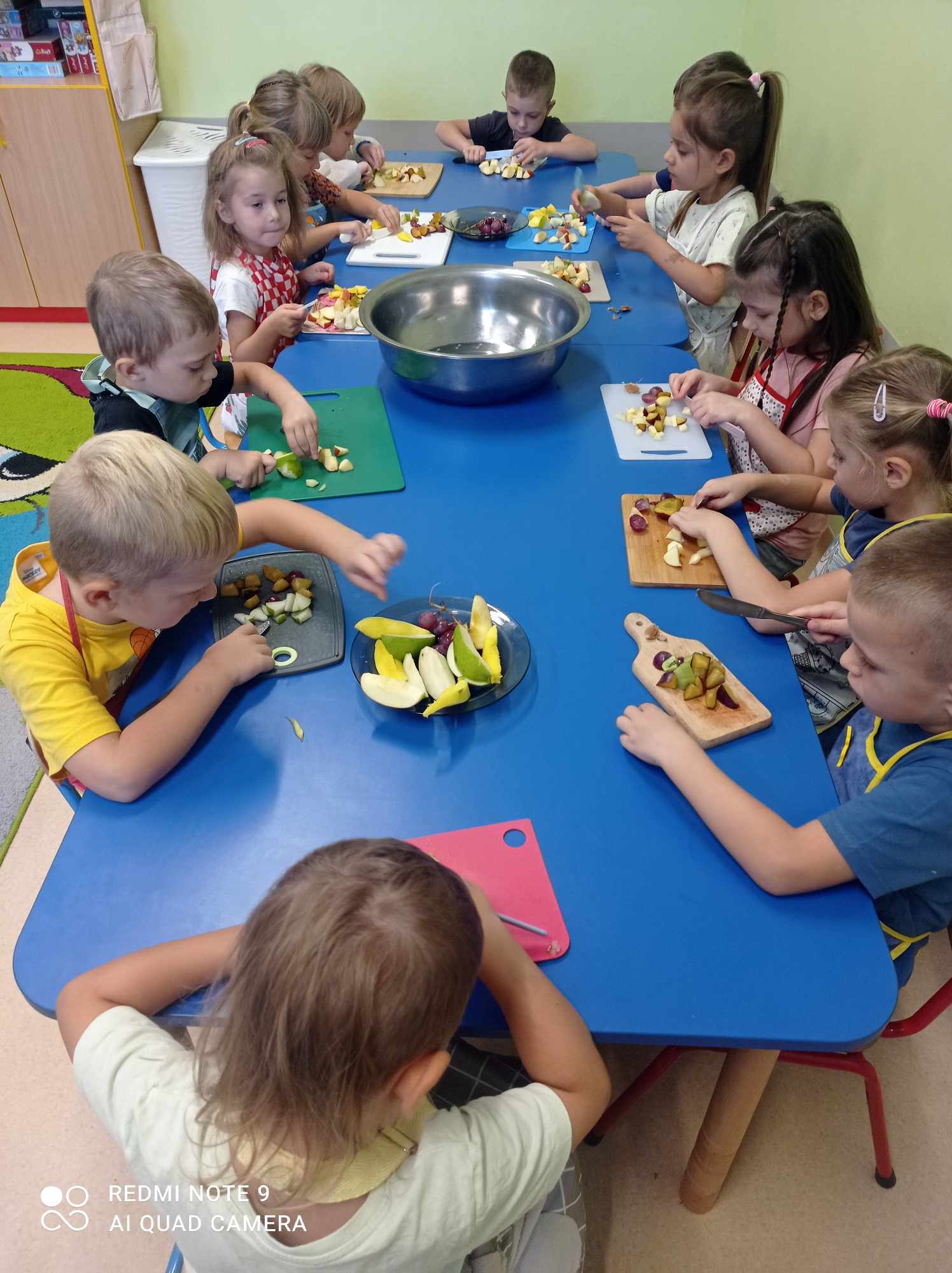 dzieci kroją owoce