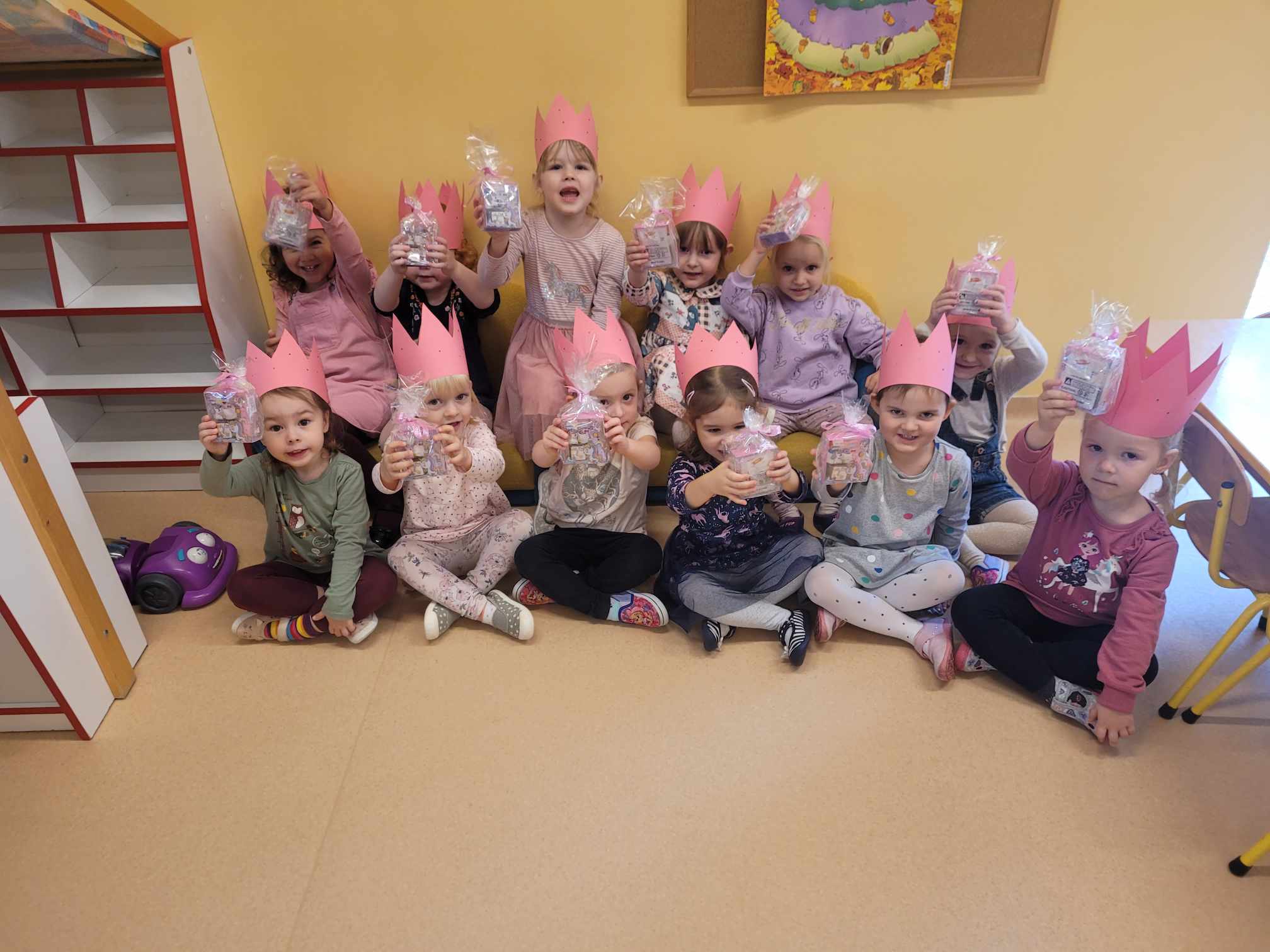 dziewczynki w koronach