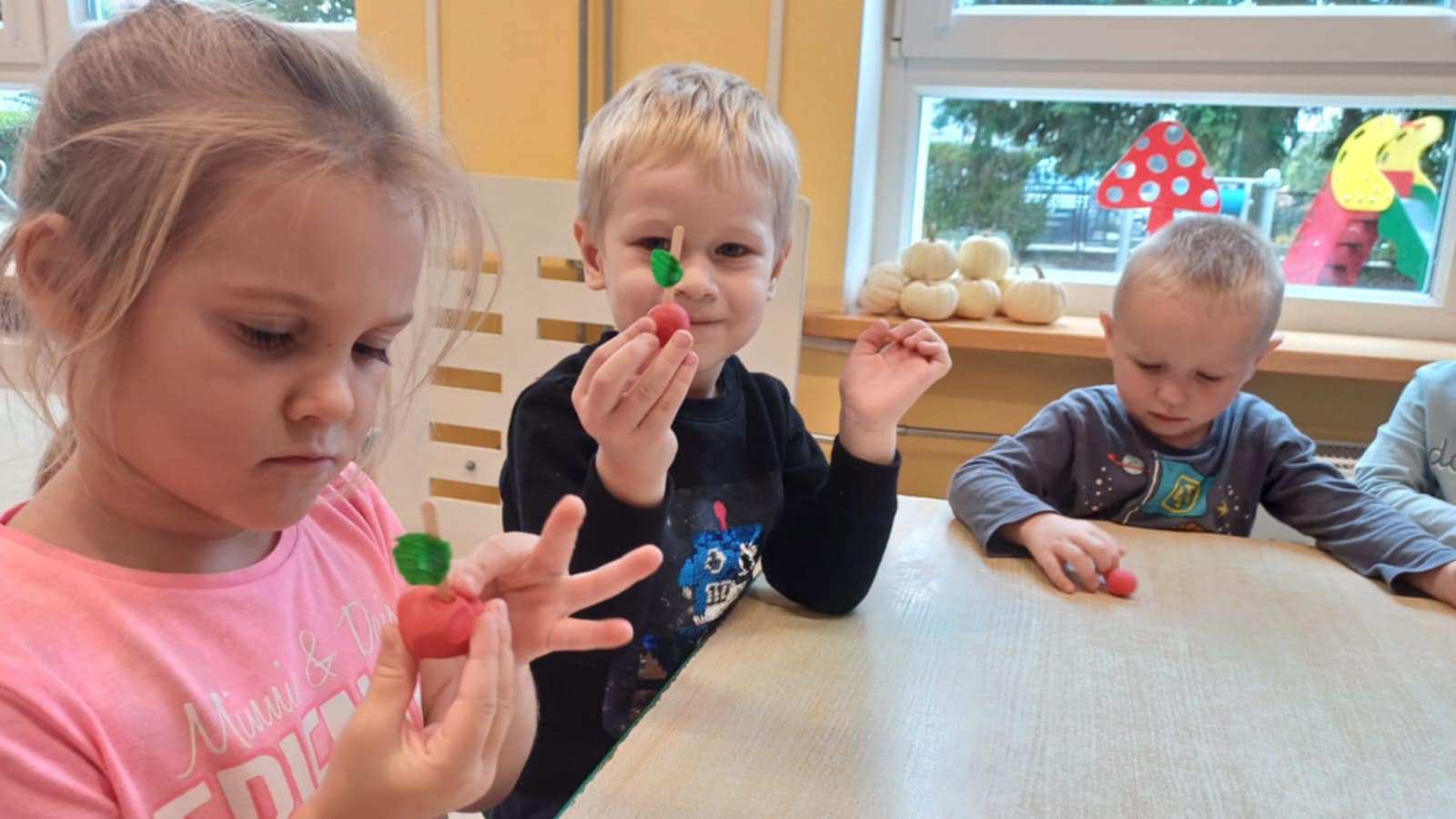 dzieci lepią jabłuszka