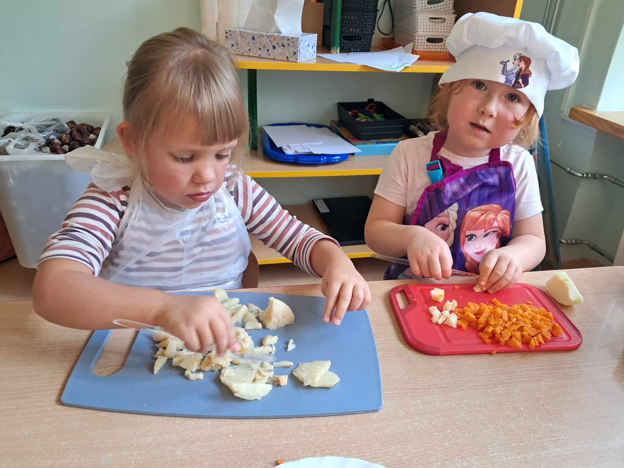 dzieci kroja warzywa