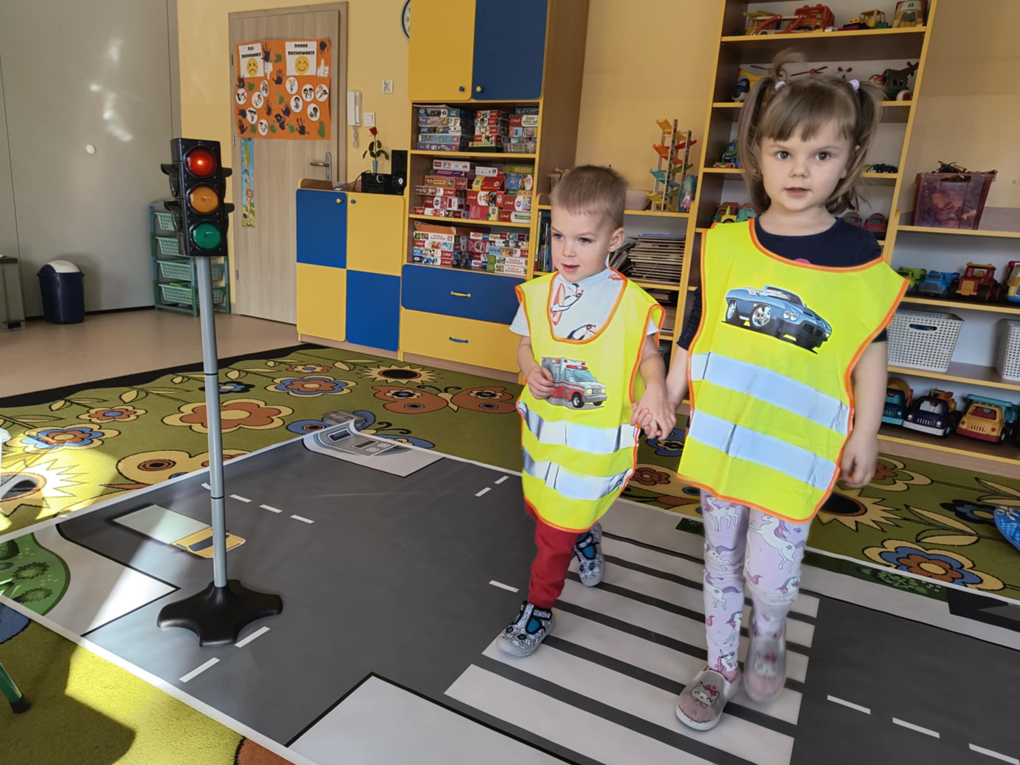 dzieci przechodzą przez pasy