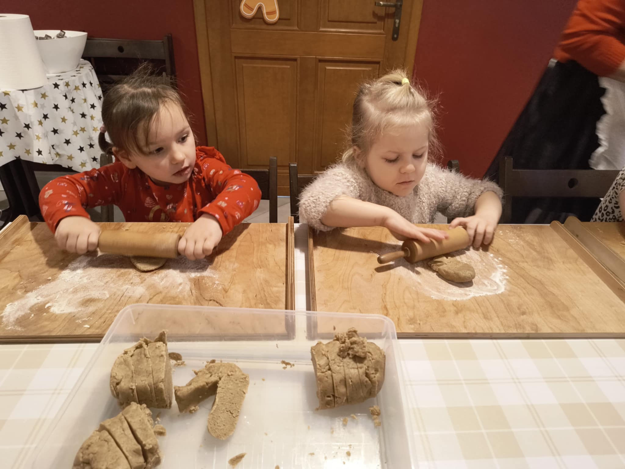 dzieci pieką pierniki