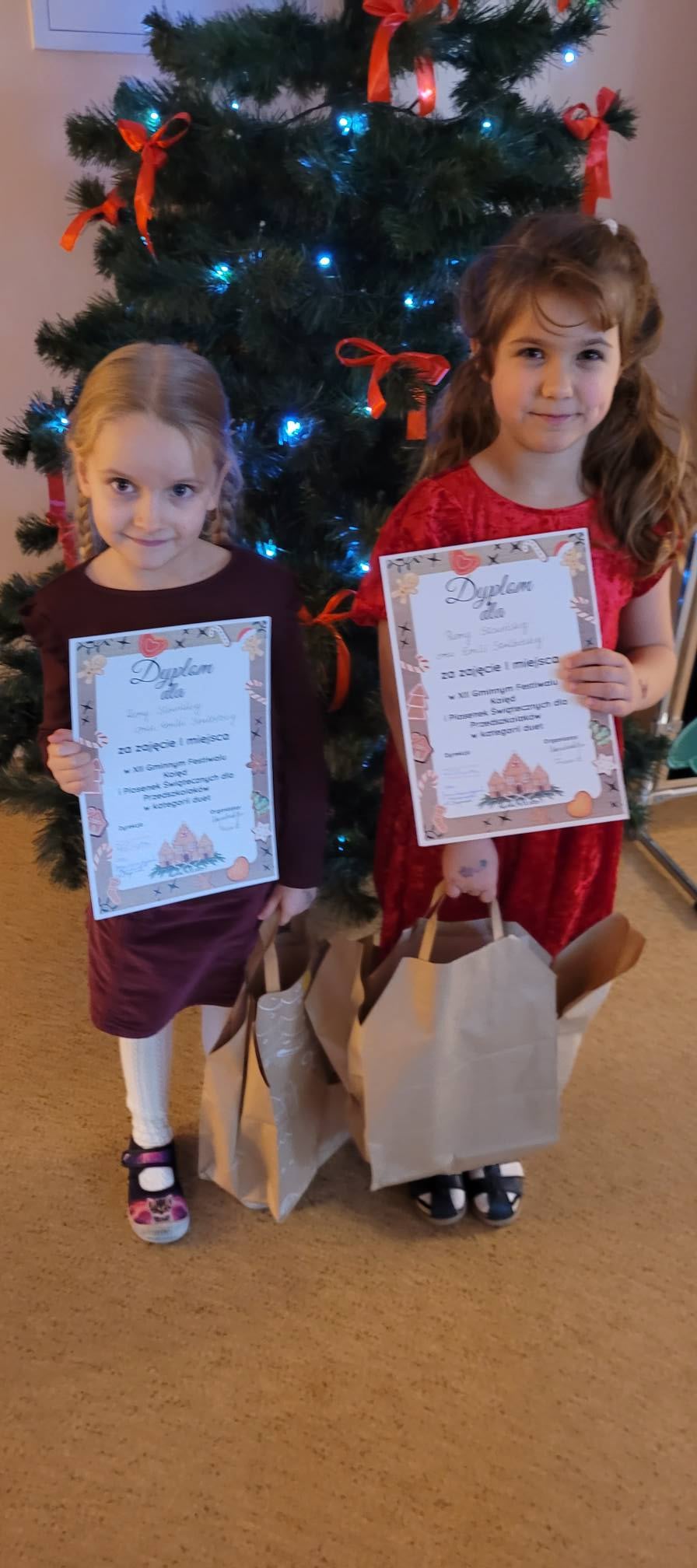 dzieci z dyplomami